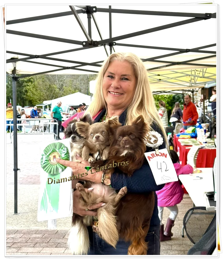 Rosa con chihuahua y trofeo en exposición canina, Diamantes Cántabros